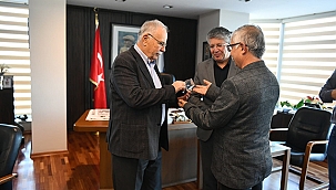 MUTLUAY, BAŞKAN GÖKHAN'A ALTIN KARINCA ÖDÜLÜNÜ TAKDİM ETTİ