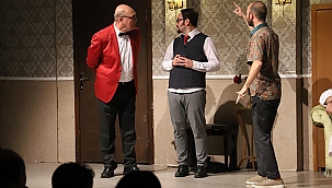 ÇANAKKALE BELEDİYESİ TİYATRO TOPLULUĞU ALAŞEHİR'DE SAHNE ALDI