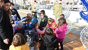 MİNİKLER DİLEKLERİNİ DİLEK KUTUSUNA BIRAKMAYA DEVAM EDİYOR