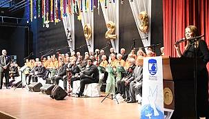 DEMLİ SESLER KOROSUNDAN ALKIŞ ALAN KONSER