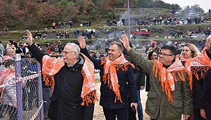 URAL, ÇAN GELENEKSEL FOLKLORİK DEVE GÜREŞLERİNE KATILDI