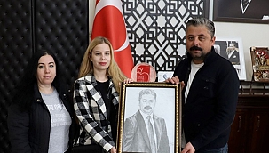 DEPREMZEDE VATANDAŞTAN UYGUN'A PORTRE HEDİYESİ