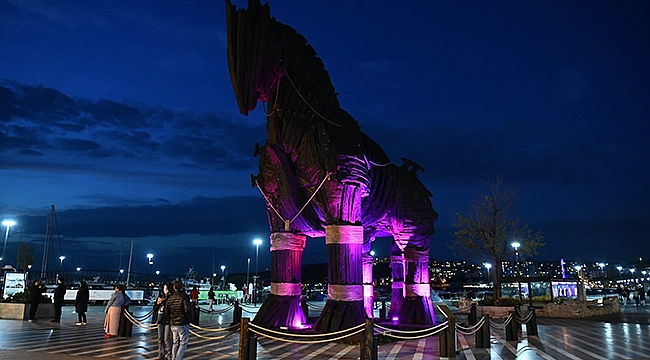 ÇANAKKALE BELEDİYESİNDEN MOR IŞIK ETKİNLİĞİNE DESTEK