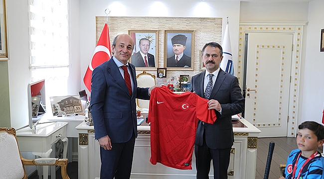 EZİNE GAZİ ORTAOKULU HOKEY TAKIMI VALİ AKTAŞ'I ZİYARET ETTİ