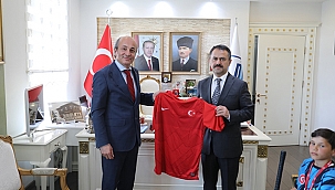 EZİNE GAZİ ORTAOKULU HOKEY TAKIMI VALİ AKTAŞ'I ZİYARET ETTİ