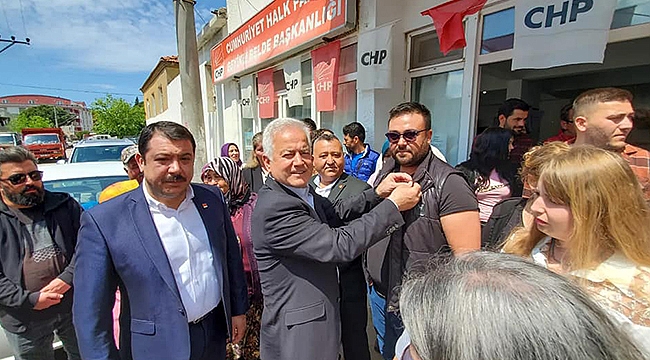 YENİ PARTİLİLERE ROZETLERİ TAKILDI