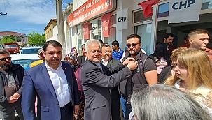 YENİ PARTİLİLERE ROZETLERİ TAKILDI