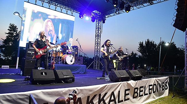 "NECATİ VE SAYKOLAR" ÖZGÜRLÜK PARKINDA SAHNE ALDI