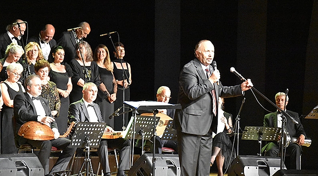 TÜRK SANAT MÜZİĞİ KOROSUNDAN ALKIŞ ALAN KONSER
