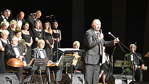 TÜRK SANAT MÜZİĞİ KOROSUNDAN ALKIŞ ALAN KONSER