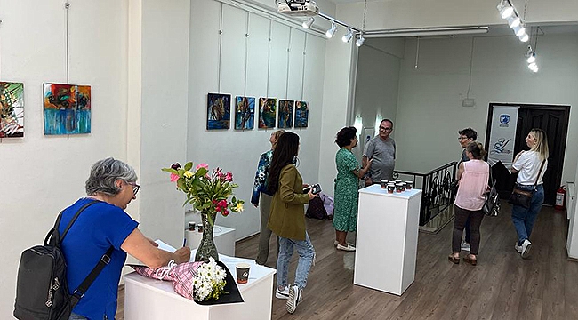 "WOMEN IN THEİR BUBBLE, NO MORE" RESİM SERGİSİ YAZAR SANATÇI EVİNDE ZİYARETE AÇILDI
