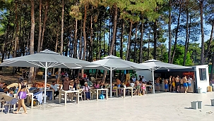 BAYRAMİÇ, BAYRAMIN TADINI YÜZME HAVUZUNDA ÇIKARDI