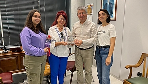 ÇOMÜ'DEN BAŞKAN GÖKHAN'A TEŞEKKÜR PLAKETİ