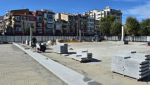 CUMHURİYET MEYDANINDA ZEMİN KAPLAMA ÇALIŞMALARI BAŞLADI