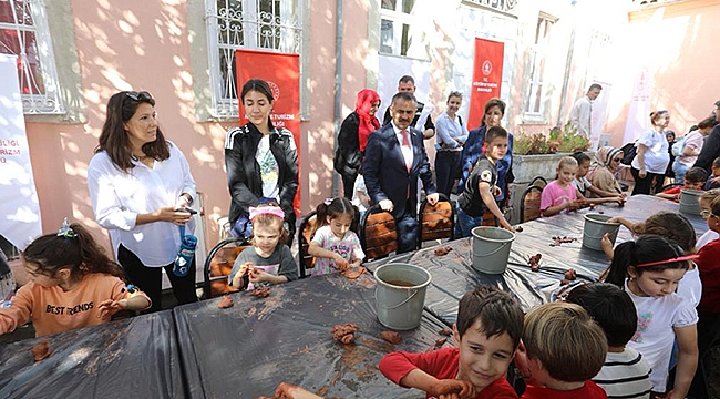 "DEDEDEN TORUNA KİLDEN ÇAMURA ÇANAKKALE SERAMİĞİ" 
