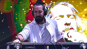 DOĞUKAN MANÇO'DAN ALKIŞ ALAN 100. YIL PERFORMANSI