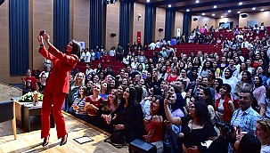 ECE ÜNER, CUMHURİYETİN 100. YILINDA ÇANAKKALELİLERLE BULUŞTU