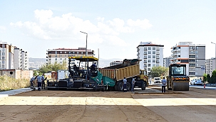 BURSA CADDESİ'NDE YOL ASFALTLAMA ÇALIŞMASI