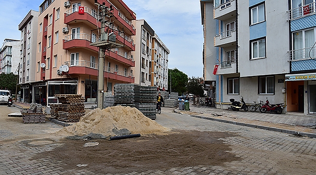 TÜRKGÜCÜ CADDESİ'NDE TAŞ DÖŞEME ÇALIŞMASI DEVAM EDİYOR