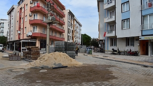 TÜRKGÜCÜ CADDESİ'NDE TAŞ DÖŞEME ÇALIŞMASI DEVAM EDİYOR