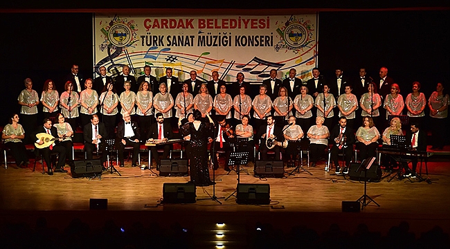 ÇARDAK BELEDİYESİ TÜRK SANAT MÜZİĞİ KOROSUNDAN ALKIŞ ALAN KONSER