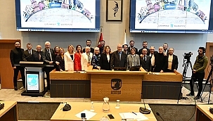 YENİ YILIN İLK MECLİSİ PASTA KESİMİ İLE BAŞLADI