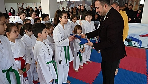 KARATE KURSUNDA KUŞAK BAĞLAMA TÖRENİ GERÇEKLEŞTİRİLDİ