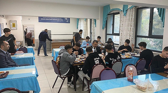 VALİ AKTAŞ, AKŞAM YEMEĞİNDE GENÇLERLE BERABER