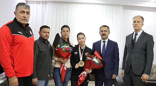 VALİ AKTAŞ, AVRUPA ŞAMPİYONU BEYZA AKKAYA' YI EVİNDE ZİYARET ETTİ
