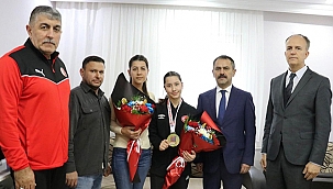 VALİ AKTAŞ, AVRUPA ŞAMPİYONU BEYZA AKKAYA' YI EVİNDE ZİYARET ETTİ