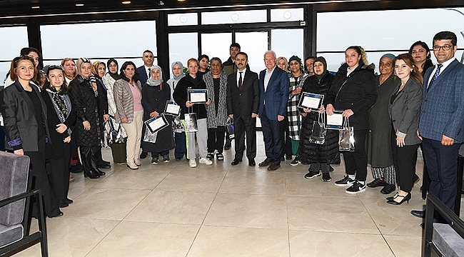 EĞİTİMİNİ TAMAMLAYAN KADINLAR SERTİFİKALARINI TÖRENLE ALDI