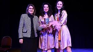 KADIN OYUNLARI FESTİVALİNDE "MAVİ MÜZİKHOL" SAHNELENDİ