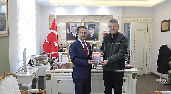 "KAZDAĞLARI" KİTABI VALİ AKTAŞ'A TAKDİM EDİLDİ