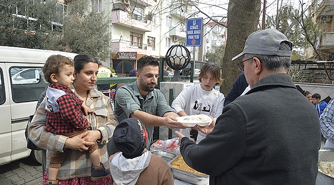 MUHTAR ADAYI TEZGAH ARKASINA GEÇTİ, PİLAV DAĞITTI