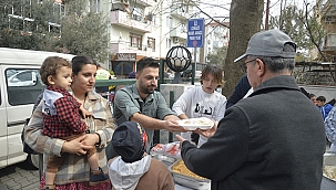 MUHTAR ADAYI TEZGAH ARKASINA GEÇTİ, PİLAV DAĞITTI