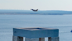 SOLOTÜRK ŞEHİTLER ABİDESİNİ SELAMLADI