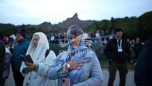 ANZAKLAR 'ŞAFAK AYİNİ' İLE ATALARINI ANDI