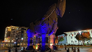 DÜNYA OTİZM FARKINDALIK GÜNÜ İÇİN MAVİ IŞIK