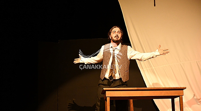 BİR DELİNİN HATIRA DEFTERİ ÇANAKKALE'DE SAHNELENDİ