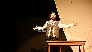 BİR DELİNİN HATIRA DEFTERİ ÇANAKKALE'DE SAHNELENDİ