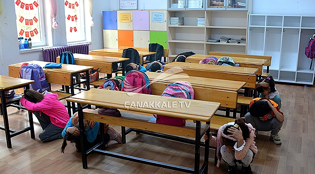 DEPREM EĞİTİMİNİ EĞLENCEYLE BİRLEŞTİRDİLER 