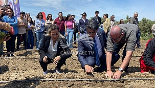 İHRACATA YÖNELİK SÜS BİTKİLERİ TOPRAKLA BULUŞTURULDU