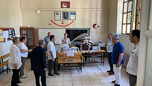 VALİ AKTAŞ, CUMHURİYET ORTAOKULUNDA SEÇİM GÖREVLİLERİNİ ZİYARET ETTİ