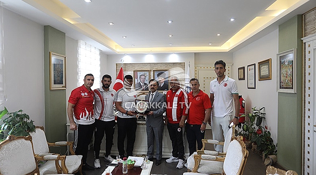 YILDIZLAR BOKS MİLLİ TAKIM ANTRENÖRLERİNDEN VALİ AKTAŞ'A ZİYARET