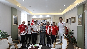 YILDIZLAR BOKS MİLLİ TAKIM ANTRENÖRLERİNDEN VALİ AKTAŞ'A ZİYARET