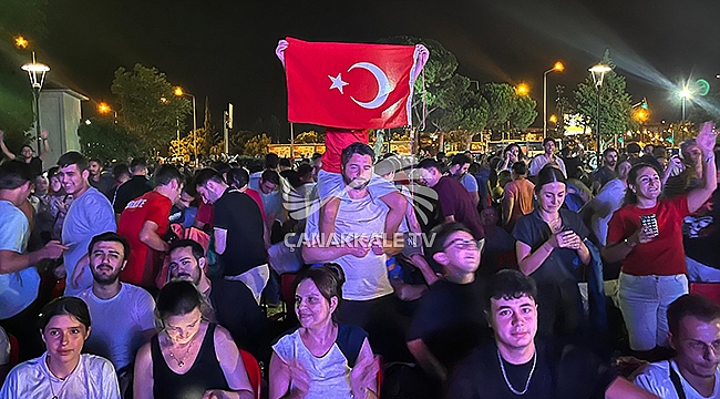 ÇANAKKALELİLER ÇEYREK FİNAL HEYECANINI DEV EKRAN KARŞISINDA YAŞADI