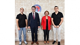 AKADEMİSYENLERE BELGE VE HEDİYE TAKDİMİ