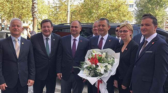ÖZEL, PARTİ BİNASINI ZİYARET ETTİ