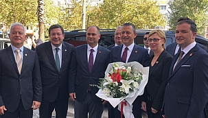 ÖZEL, PARTİ BİNASINI ZİYARET ETTİ