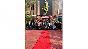 ÖĞRETMENLER KIRMIZI HALIYLA KARŞILANDI